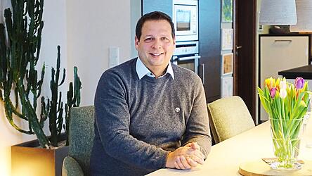 Thomas Lorenz sitzt am Esszimmertisch seines Hauses in Fichtheim. Hier gibt es immer etwas zu tun. Lorenz hat etwa eine neue Zwischenwand im Wohnbereich eingezogen und letztes Jahr die Terrasse neu aufgebaut.