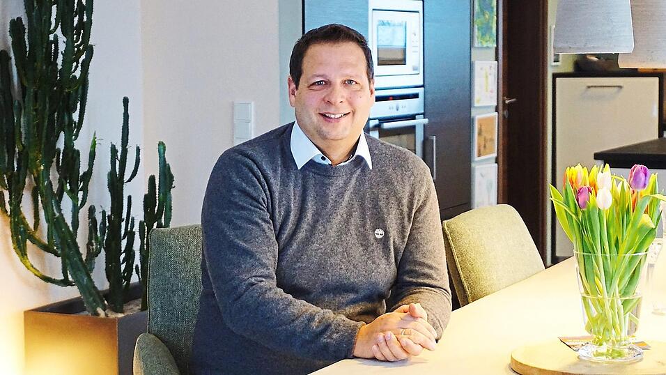 Thomas Lorenz sitzt am Esszimmertisch seines Hauses in Fichtheim. Hier gibt es immer etwas zu tun. Lorenz hat etwa eine neue Zwischenwand im Wohnbereich eingezogen und letztes Jahr die Terrasse neu aufgebaut.