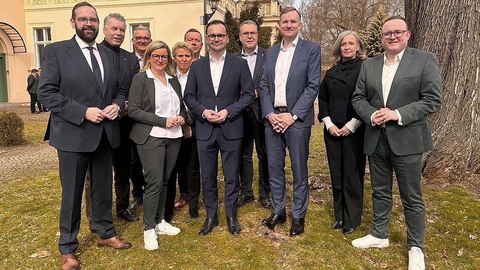 F&uuml;r die Brandenburger CDU kommen Jan Redmann als Innenminister, Martina Klement als Wirtschaftsministerin und Gordon Hoffmann als Bildungsminister ins k&uuml;nftige Kabinett.