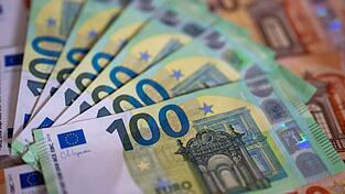 In der Tasche waren laut Polizei rund 1.260 Euro in bar. (Symbolbild)