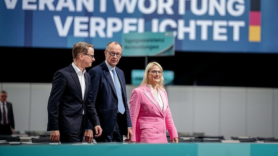 Vor dem CDU-Delegiertentreffen in Stuttgart schauen sich Kanzler und Parteichef Friedrich Merz, Generalsekretär Carsten Linnemann und dessen Stellvertreterin Christina Stumpp die Parteitagshalle an. Vor dem CDU-Delegiertentreffen in Stuttgart schauen sich Kanzler und Parteichef Friedrich Merz, Generalsekretär Carsten Linnemann und dessen Stellvertreterin Christina Stumpp die Parteitagshalle an.