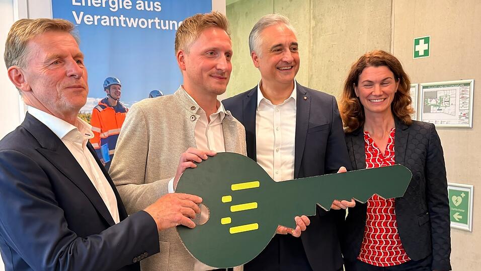 Perigus-Europa-Chef Kieran White &uuml;berreicht Gesch&auml;ftsf&uuml;hrer Stefan Bachmaier den Schl&uuml;ssel zu neuen M&auml;rkten. Oberb&uuml;rgermeister Thomas Burger und Landr&auml;tin Tanja Schweiger freuen sich &uuml;ber die Standorttreue.