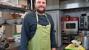 Moritz Fliegerbauer in seiner Küche Moritz Fliegerbauer in seiner Küche