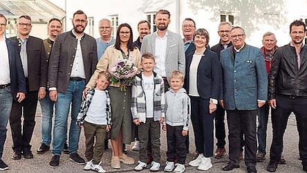 Herold Moser mit Familie und den Vorstandsmitgliedern der Ortsverbände Loiching und Wendelskirchen.