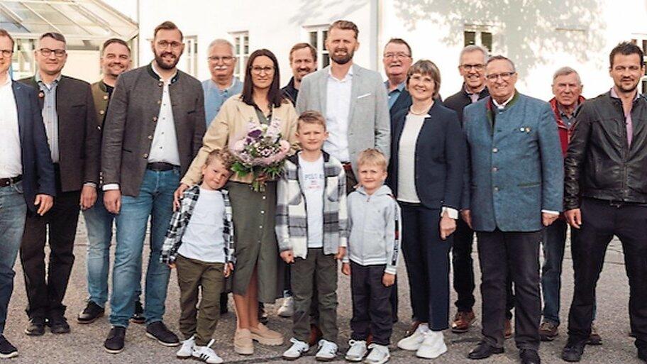 Herold Moser mit Familie und den Vorstandsmitgliedern der Ortsverbände Loiching und Wendelskirchen.