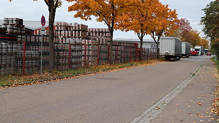 Wo vor kurzem noch Lastwagen parkten, sollen künftig zwei Linienbusse stehen: Die Stadt hat im Haslet Ersatz-Stellplätze für Linienbusse ausgewiesen. Diese Zwischenlösung ist allerdings befristet.