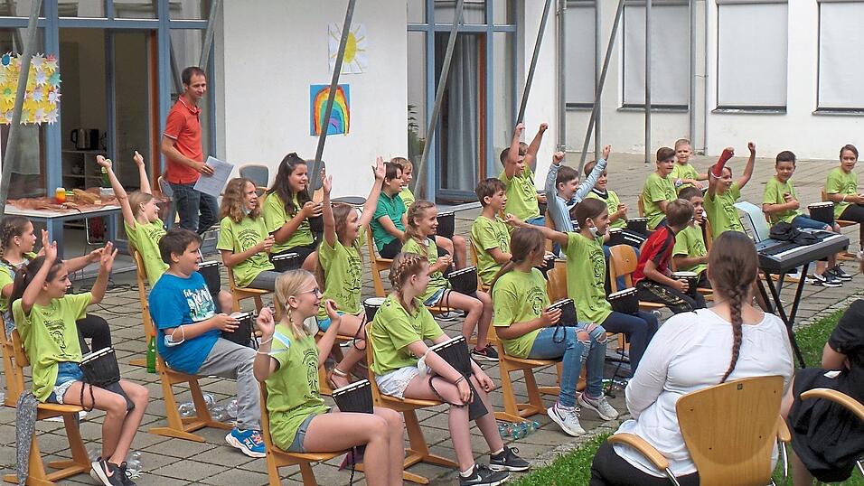 Unter Einhaltung der Schutzma&szlig;nahmen wurden die Sch&uuml;ler in einem kleinen aber feierlichen Rahmen im Freien von der Schule verabschiedet.