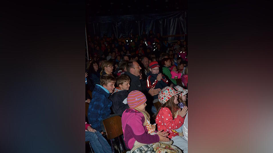 Die Sesamstraße hat in Bogen beim Zeltfestival den Geburtstag des Bären Samson gefeiert. (Foto: Susanne Raith)