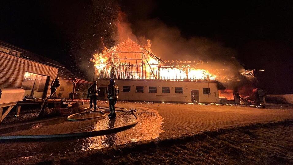 Verheerend ist der Brand eines E-Autos in Schafberg gewesen. Der Feuerschein war weithin sichtbar. Verheerend ist der Brand eines E-Autos in Schafberg gewesen. Der Feuerschein war weithin sichtbar.