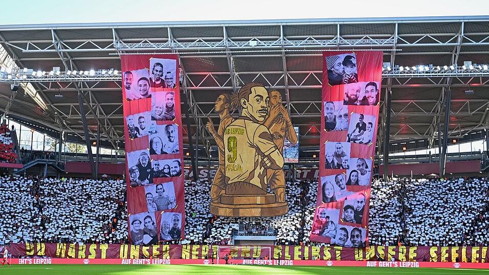 HSV-Kapitän Yussuf Poulsen wird bei RB Leipzig als Rekordspieler verabschiedet. Die Leipziger Fans widmeten dem Dänen eine große Choreografie. HSV-Kapitän Yussuf Poulsen wird bei RB Leipzig als Rekordspieler verabschiedet. Die Leipziger Fans widmeten dem Dänen eine große Choreografie.