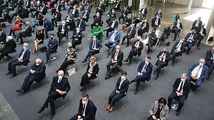 Im Jahr 2022 w&auml;hlt die Bundesversammlung unter Corona-Bedingungen Bundespr&auml;sident Frank-Walter Steinmeier f&uuml;r eine zweite Amtszeit