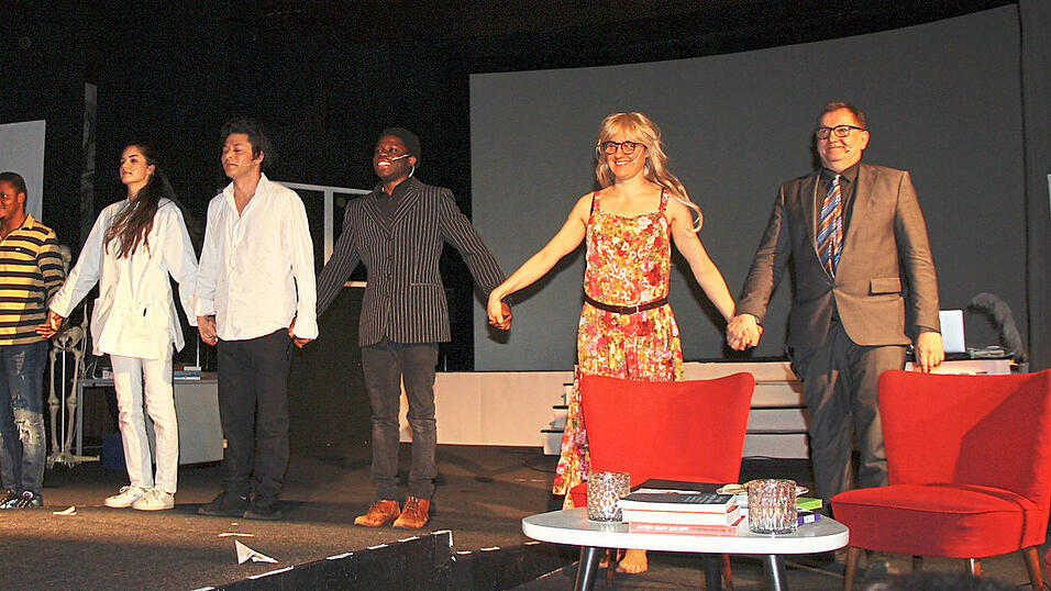 Lange anhaltender Applaus f&uuml;r die Akteure des Jungen Landestheaters Bayern.