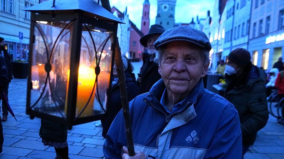 Jung und Alt versammelten sich zur Lichterdemonstration in Vilsbiburg.