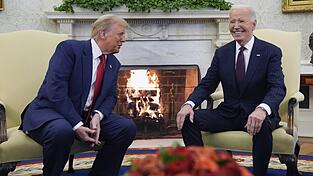 US-Präsident Joe Biden (r.) trifft sich mit dem designierten US-Präsidenten Donald Trump im Oval Office des Weißen Hauses, um die Amtsgeschäfte zu übergeben. In wenigen Tagen übernimmt Trump wieder das Oval Office.