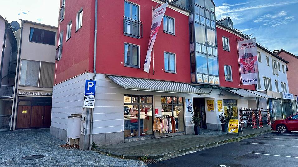 Das Hofbauer-Gebäude an der Von-Müller-Straße. Die gleichnamige Schuhhaus-Filiale wird zum Jahresende schließen, ist am Dienstag mitgeteilt worden. Das Hofbauer-Gebäude an der Von-Müller-Straße. Die gleichnamige Schuhhaus-Filiale wird zum Jahresende schließen, ist am Dienstag mitgeteilt worden.