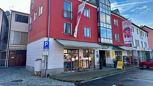 Das Hofbauer-Gebäude an der Von-Müller-Straße. Die gleichnamige Schuhhaus-Filiale wird zum Jahresende schließen, ist am Dienstag mitgeteilt worden.