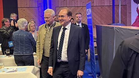 Das Ministerduo wurde mit der Musik der Blechdimpfen in die Halle gespielt.