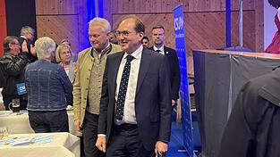 Das Ministerduo wurde mit der Musik der Blechdimpfen in die Halle gespielt.