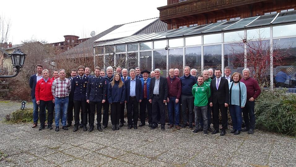 Der Jubilar Theo Amberger (Mitte) mit den Vorständen und Abordnungen der Vereine und Bürgermeister Ludwig Fischer. Der Jubilar Theo Amberger (Mitte) mit den Vorständen und Abordnungen der Vereine und Bürgermeister Ludwig Fischer.