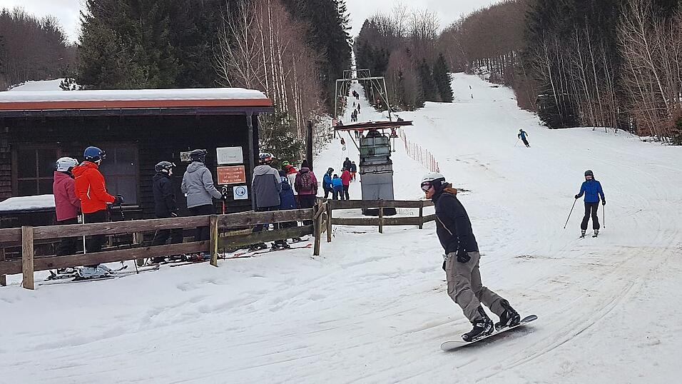 Der große, elektrisch betriebene Schlepplift befördert die Wintersportler am Voithenberg zu den Ausgangspunkten der Familienabfahrt und der Steilabfahrt (rechts im Bild). Der große, elektrisch betriebene Schlepplift befördert die Wintersportler am Voithenberg zu den Ausgangspunkten der Familienabfahrt und der Steilabfahrt (rechts im Bild).