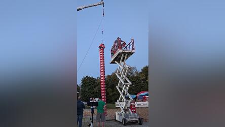 Selina Wittenzellner setzt die 27. Kiste auf ihren Platz und kürte sich damit zur Siegerin.