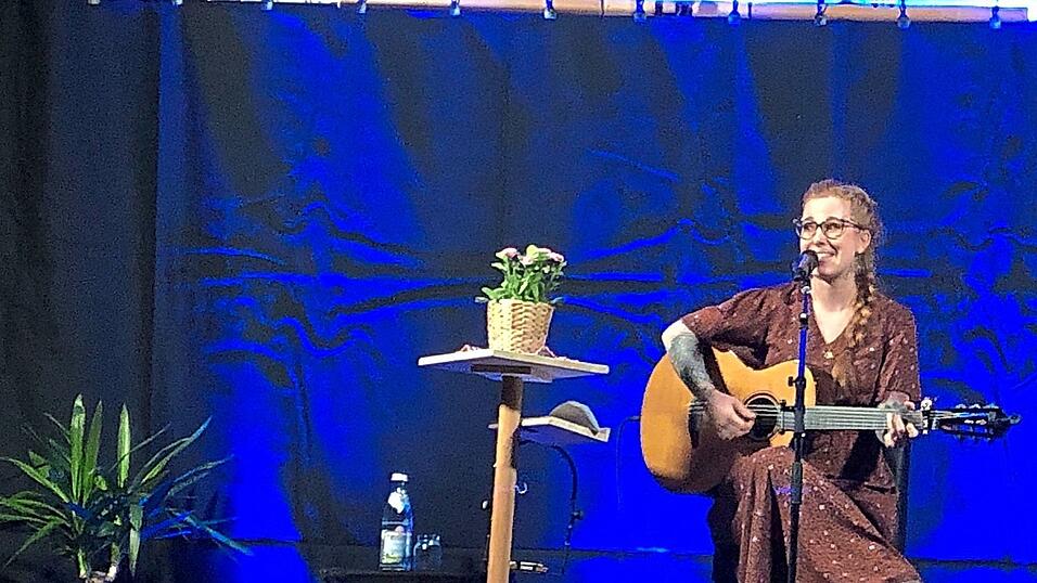 Zum Auftakt des Rettenbacher Kultur-Kalenders 2022 begeisterte die Kabarettistin Sara Brandhuber mit ihrem äußerst unterhaltsamen Programm das Publikum in der ausverkauften Turnhalle. Foto: pb Zum Auftakt des Rettenbacher Kultur-Kalenders 2022 begeisterte die Kabarettistin Sara Brandhuber mit ihrem äußerst unterhaltsamen Programm das Publikum in der ausverkauften Turnhalle. Foto: pb