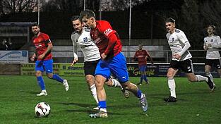 Der 1. FC Bad K&ouml;tzting (in Rot) tut alles f&uuml;r einen Heimsieg gegen Etzenricht, macht aber zu wenig aus seinen M&ouml;glichkeiten.