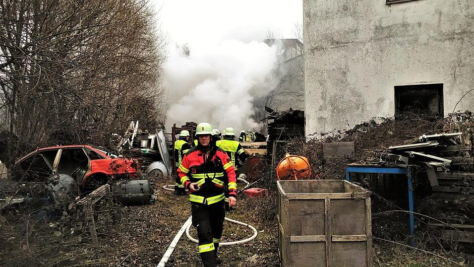 Beim Löschen stob eine Dampfwolke in den Himmel.