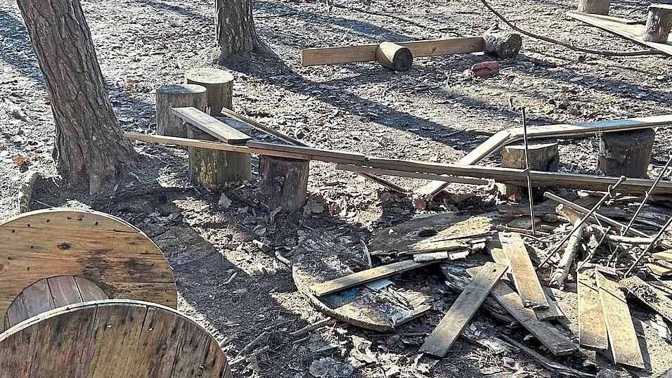 W&uuml;st gehaust haben die T&auml;ter auf dem Spielgel&auml;nde im Waldkindergarten.