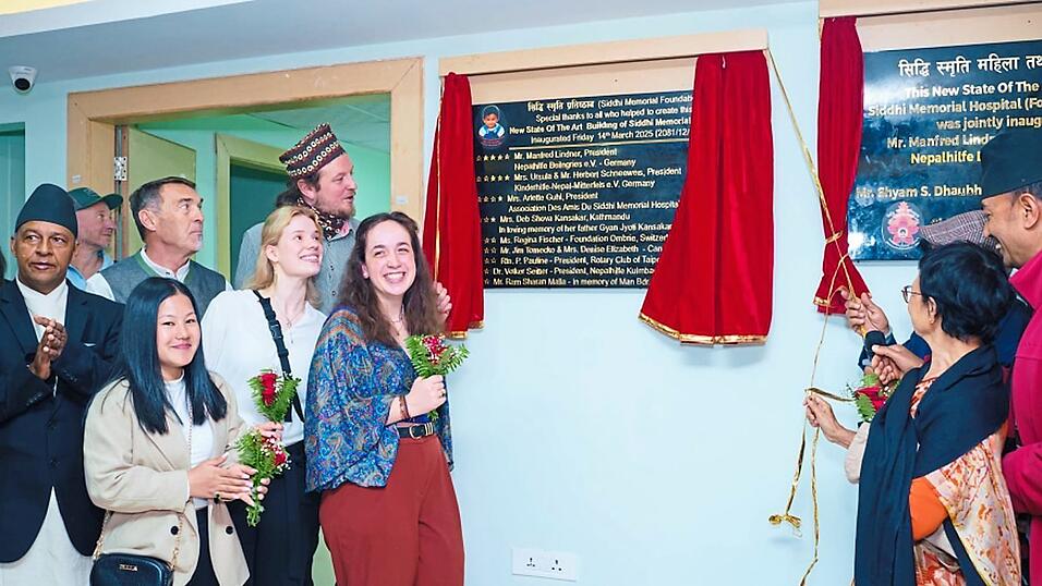 Rebekka Karl und Clara Dirscherl von der 'Kinderhilfe Nepal Mitterfels' bei der Enthüllung der Tafel mit den Namen der Spender für den Kinderkrankenhaus-Neubau Rebekka Karl und Clara Dirscherl von der 'Kinderhilfe Nepal Mitterfels' bei der Enthüllung der Tafel mit den Namen der Spender für den Kinderkrankenhaus-Neubau