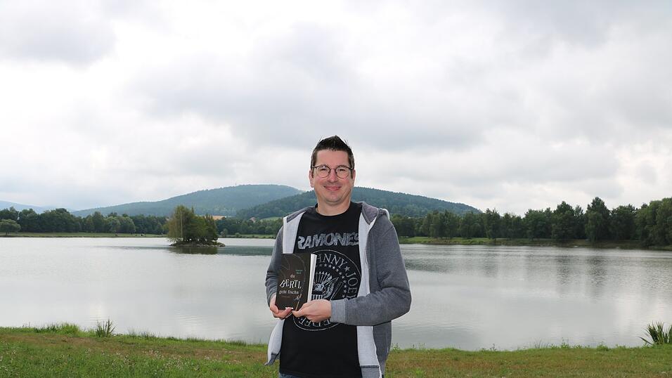 Der Chamerauer Autor Florian Bock am Satzdorfer See, an dem sich einige Szenen aus seinem neuen Krimi &bdquo;Da Bertl geht fischn&ldquo; abspielen.