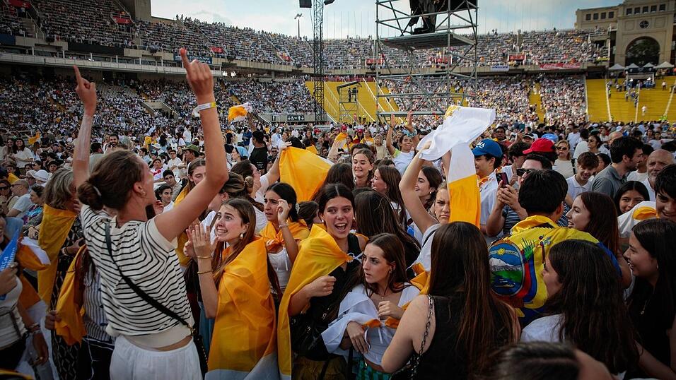 Die Vigilie mit rund 40.000 Teilnehmern im Olympiastadion war die größte Veranstaltung während des zweitägigen Aufenthalts des Papstes in Barcelona. Die Vigilie mit rund 40.000 Teilnehmern im Olympiastadion war die größte Veranstaltung während des zweitägigen Aufenthalts des Papstes in Barcelona.