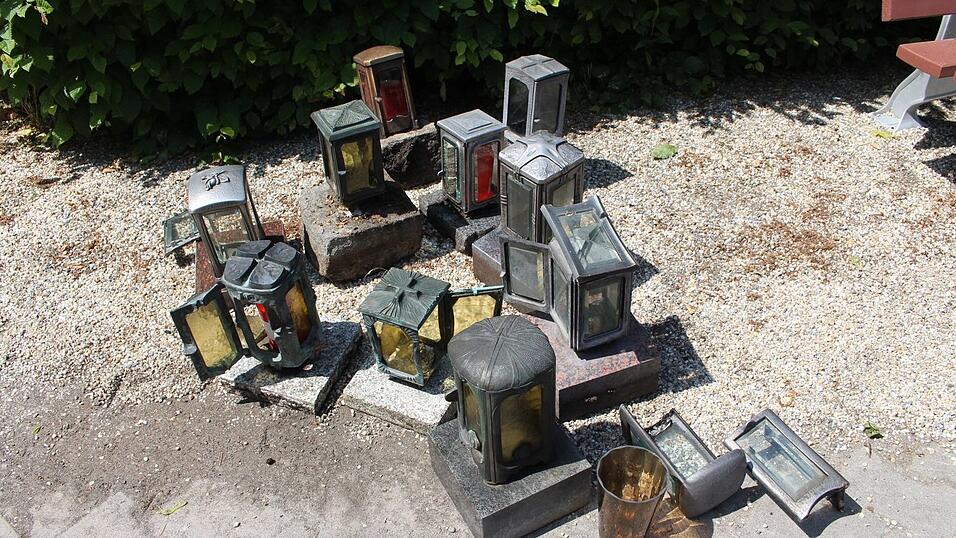 Unbekannte haben mehrere Gräber am Friedhof St. Michael in Straubing verwüstet. Unbekannte haben mehrere Gräber am Friedhof St. Michael in Straubing verwüstet.