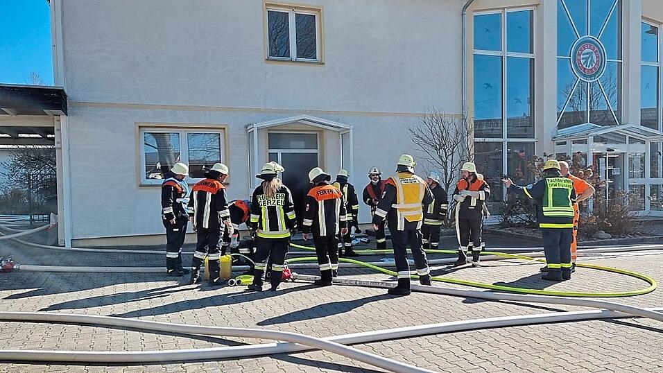 Weit &uuml;ber 100 Feuerwehrkr&auml;fte waren zum Firmengel&auml;nde nach Aham geeilt. Sie brachten das Feuer relativ schnell unter Kontrolle.