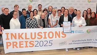 Landrat Martin Neumeyer (rechts) überreichte den Inklusionspreis 2025 des Landkreises Kelheim für die Grundschule Rohr an Rektor Werner Forster (mit der Urkunde). Mit auf dem Bild sind die Vertreterinnen und Vertreter der Kooperationspartner, die Mitglieder der Jury sowie Laudator Bernhard Resch (links).