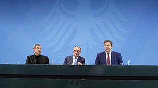 Die Spitzen der Koalition vereinbaren eine gemeinsame Position. Die Spitzen der Koalition vereinbaren eine gemeinsame Position.