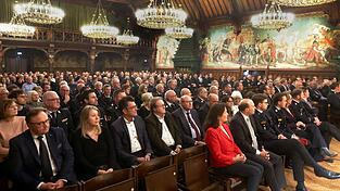 Neben Stadtr&auml;ten und Bundestagsabgeordneten Florian O&szlig;ner kam eine gro&szlig;e Zahl aktiver und passiver Kameraden in den Rathausprunksaal - ein Zeichen der Wertsch&auml;tzung und der Kameradschaft, sagte Stadtbrandrat Sebastian &Ouml;llerer.