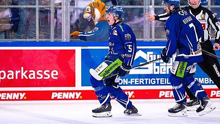 Grenzenlose Freude: Elis Hede (links) hielt die Halbfinalhoffnungen der Straubing Tigers mit dem 2:1-Siegtreffer in der 68. Spielminute am Leben, Nicolas Beaudin kommt, um zu gratulieren.