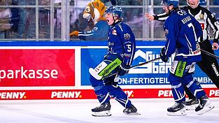 Grenzenlose Freude: Elis Hede (links) hielt die Halbfinalhoffnungen der Straubing Tigers mit dem 2:1-Siegtreffer in der 68. Spielminute am Leben, Nicolas Beaudin kommt, um zu gratulieren.