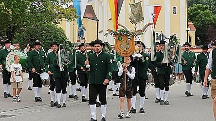 Der Spielmannszug Hörgertshausen feierte am vergangenen Wochenende sein 75-jähriges Gründungsfest; hier beim Umzug nach dem Festgottesdienst. Der Spielmannszug Hörgertshausen feierte am vergangenen Wochenende sein 75-jähriges Gründungsfest; hier beim Umzug nach dem Festgottesdienst.