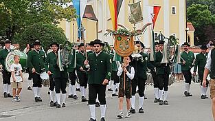 Der Spielmannszug H&ouml;rgertshausen feierte am vergangenen Wochenende sein 75-j&auml;hriges Gr&uuml;ndungsfest; hier beim Umzug nach dem Festgottesdienst.