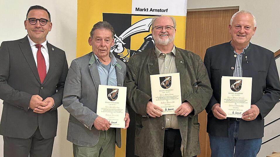 Bürgermeister Christoph Brunner (v. l.) mit den neuen Trägern der Goldenen Ehrennadel Peter Ehgartner, Georg Bauer und Johann Schmied. Bürgermeister Christoph Brunner (v. l.) mit den neuen Trägern der Goldenen Ehrennadel Peter Ehgartner, Georg Bauer und Johann Schmied.