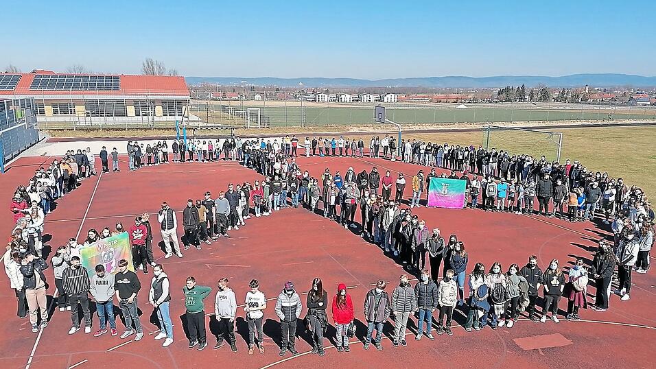 Als Zeichen für den Frieden und gegen den Krieg in der Ukraine bildeten Schüler und Lehrer der Mittelschule Alteglofsheim ein großes Peace-Zeichen auf dem Sportplatz. Als Zeichen für den Frieden und gegen den Krieg in der Ukraine bildeten Schüler und Lehrer der Mittelschule Alteglofsheim ein großes Peace-Zeichen auf dem Sportplatz.