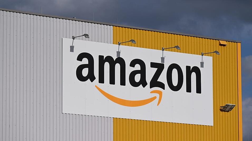 Amazon ist der mit Abstand größte Onlinehändler in Deutschland. Amazon ist der mit Abstand größte Onlinehändler in Deutschland.