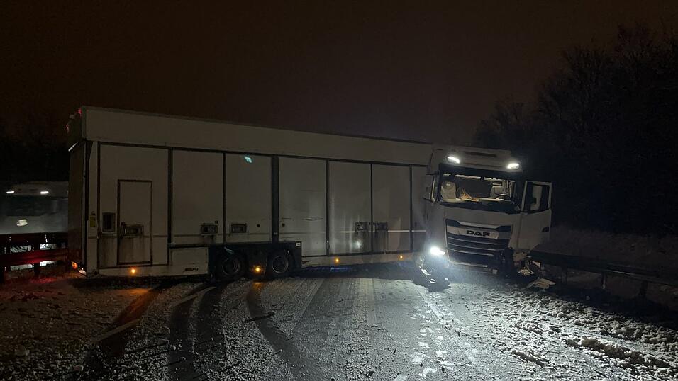 Der querstehende LKW auf der A93.