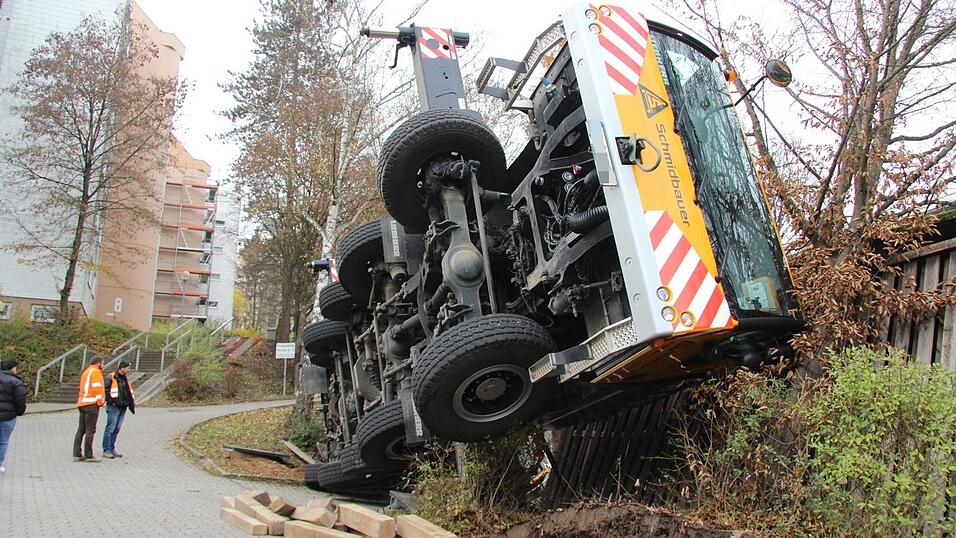 In Regensburg ist am Montagvormittag ein Kran umgestürzt. In Regensburg ist am Montagvormittag ein Kran umgestürzt.