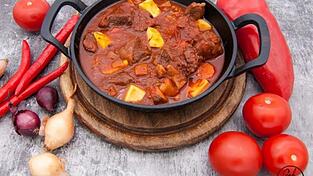 Kürbis, Chili und Tomaten geben diesem Eintopf ein fruchtig-feuriges Aroma.