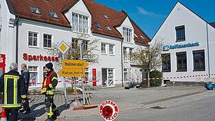 Die Geldautomaten in den Filialen der Kreissparkasse Kelheim und der Raiffeisenbank Hallertau jagten die Panzerknacker in der Nacht zum Freitag in Elsendorf in die Luft.