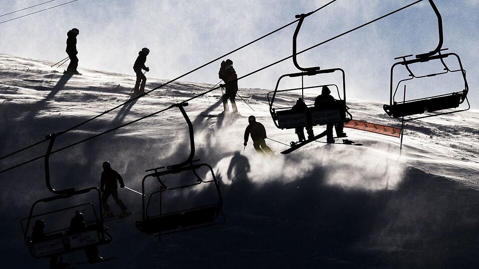 Auf Skipisten in Österreich und der Schweiz sind am Wochenende erneut mehrere Freizeitsportler verunglückt. Auf Skipisten in Österreich und der Schweiz sind am Wochenende erneut mehrere Freizeitsportler verunglückt.