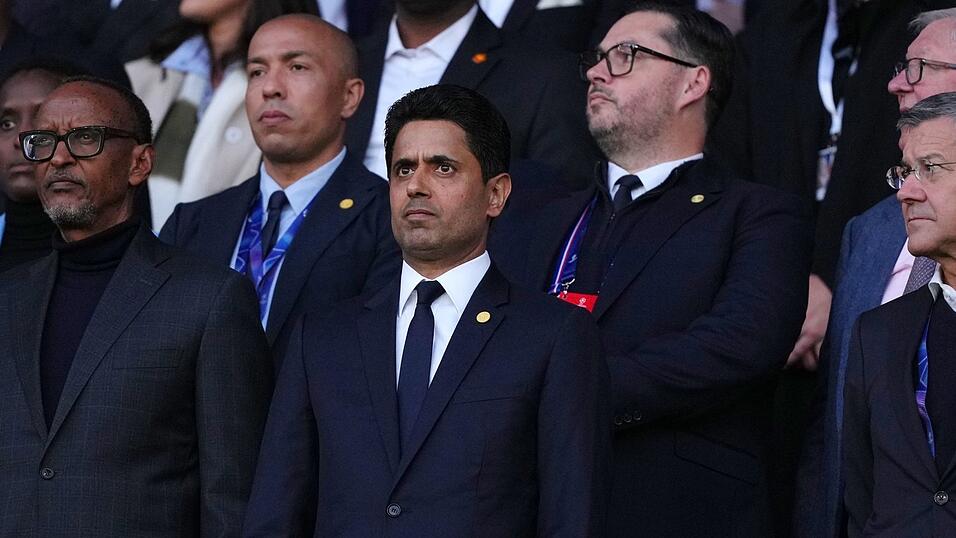 Nasser Al-Khelaifi (M) ist Vorsitzender der mächtigen Clubvereinigung European Football Clubs. (Archivbild) Nasser Al-Khelaifi (M) ist Vorsitzender der mächtigen Clubvereinigung European Football Clubs. (Archivbild)